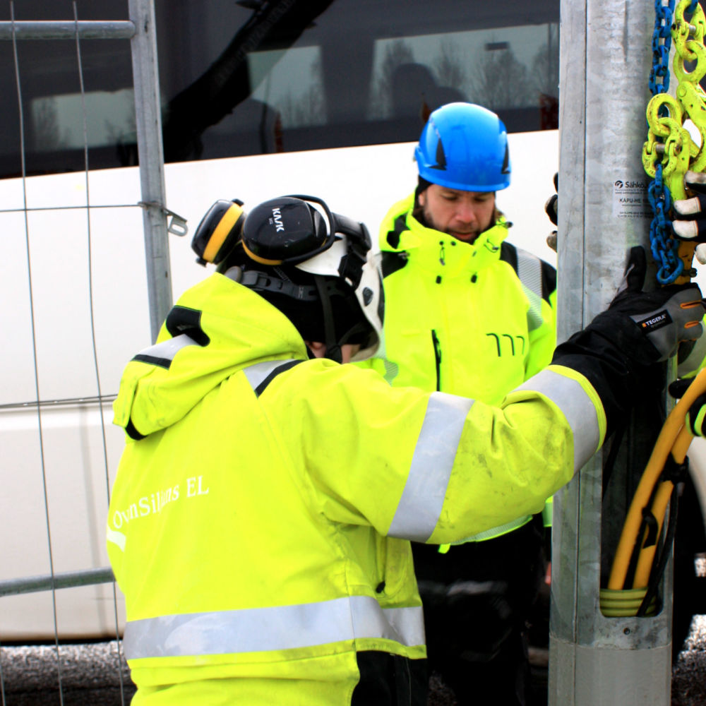 Christian på besök på Genomfart Mora vid montering av Absorbentstolpar.