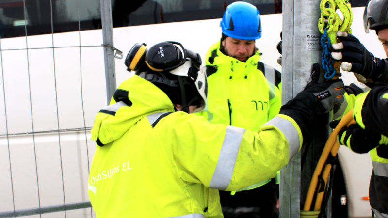 Christian på besök på Genomfart Mora vid montering av Absorbentstolpar.