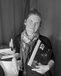 Moramasts marknadskommunikatör Lisa Kriga med jubileumsboken