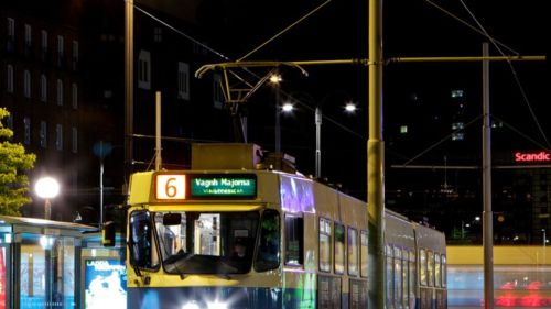 Spårvagn och spårvägsstolpar från Moramast, i Göteborg. Foto: Johan Larsson.