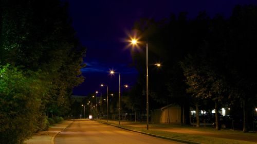 Varmförzinkade avtrappade belysningsstolpar längs Kaserngatan i Västerås.