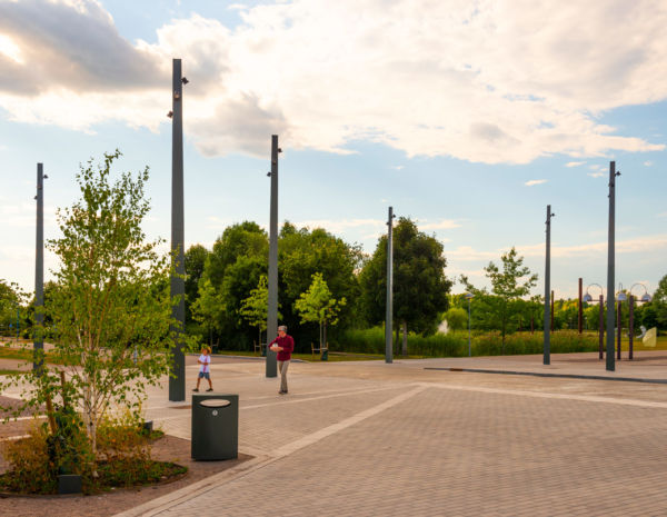 Trekantiga stolpar på Nobeltorget i Vallastaden, Linköping. Foto: Kola Production.