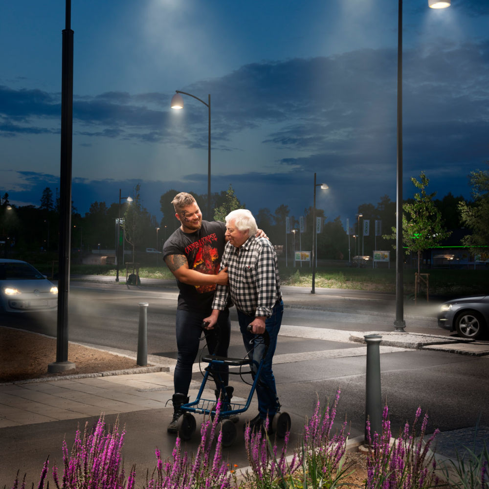 Ljusmålad bild med temat Respekt. Moramast Safebase i Ladugårdsängen, Örebro. Foto: Kola Productions.