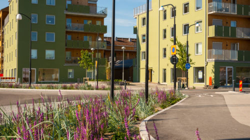 Moramast Safebase bredvid gång- och cykelväg i Ladugårdsängen, Örebro. Foto: Kola Productions.