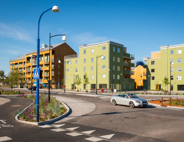 HG-stolpe från Moramast vid övergångsställ i Ladugårdsängen, Örebro. Foto: Kola Productions.