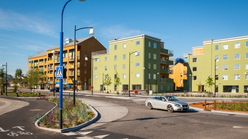HG-stolpe från Moramast vid övergångsställ i Ladugårdsängen, Örebro. Foto: Kola Productions.