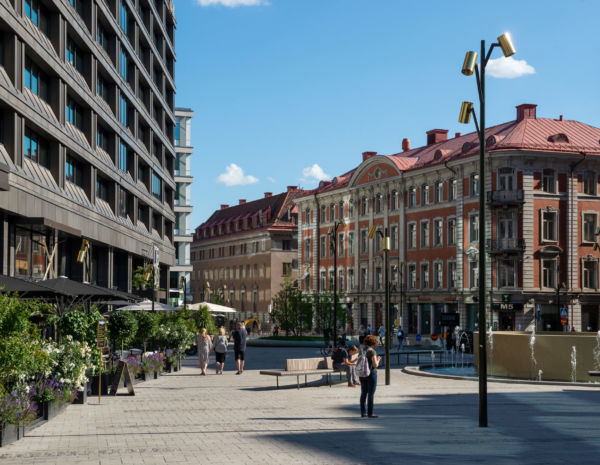 Koniska kundanpassade stolpar från Moramast på Brunkebergstorg i Stockholm. Foto: Kola Productions.