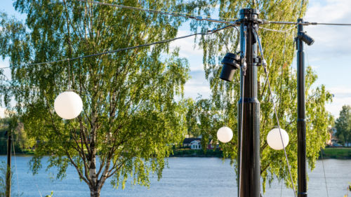 Närbild på armaturer och spännstolpar från Moramast i Årstidernas park, Umeå. Foto: Kola Productions.