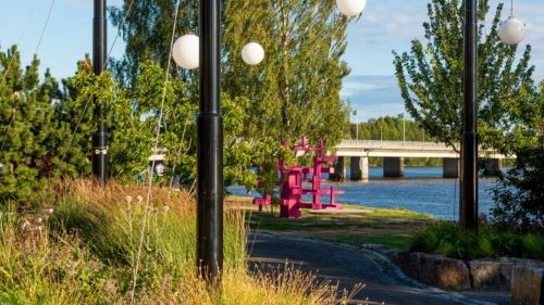 Spännstolpar från Moramast i Årstidernas park, Umeå. Foto: Kola Productions.