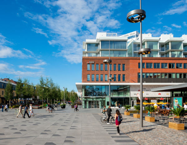 Resliga och unika belysningsstolpar på Rådhustorget i Umeå. Foto: Kola Productions.