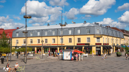 Det är sommar och människor köper glass och fikar på Rådhustorget i Umeå, där våra unika stolpar står. Foto: Kola Productions.