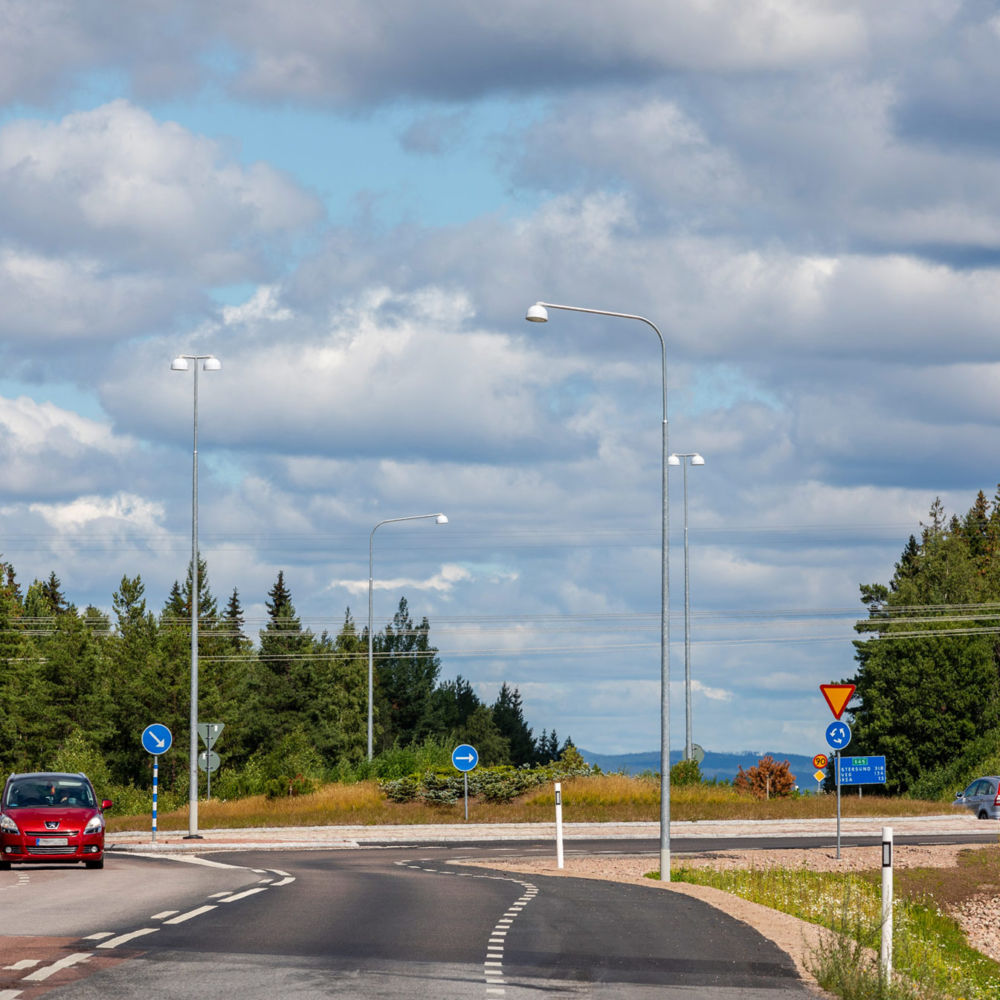 Absorbentstolpar i rondell i Mora. Foto: Kola Productions.