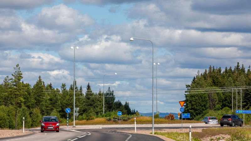 Absorbentstolpar i rondell i Mora. Foto: Kola Productions.