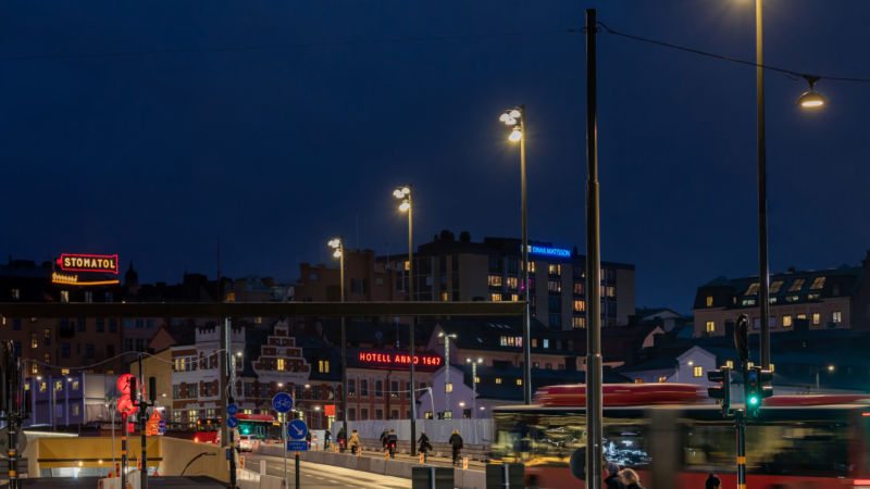 Kundanpassade stolpar från Moramast på Guldbron, Nya Slussen. Foto: Jansin & Hammarling.