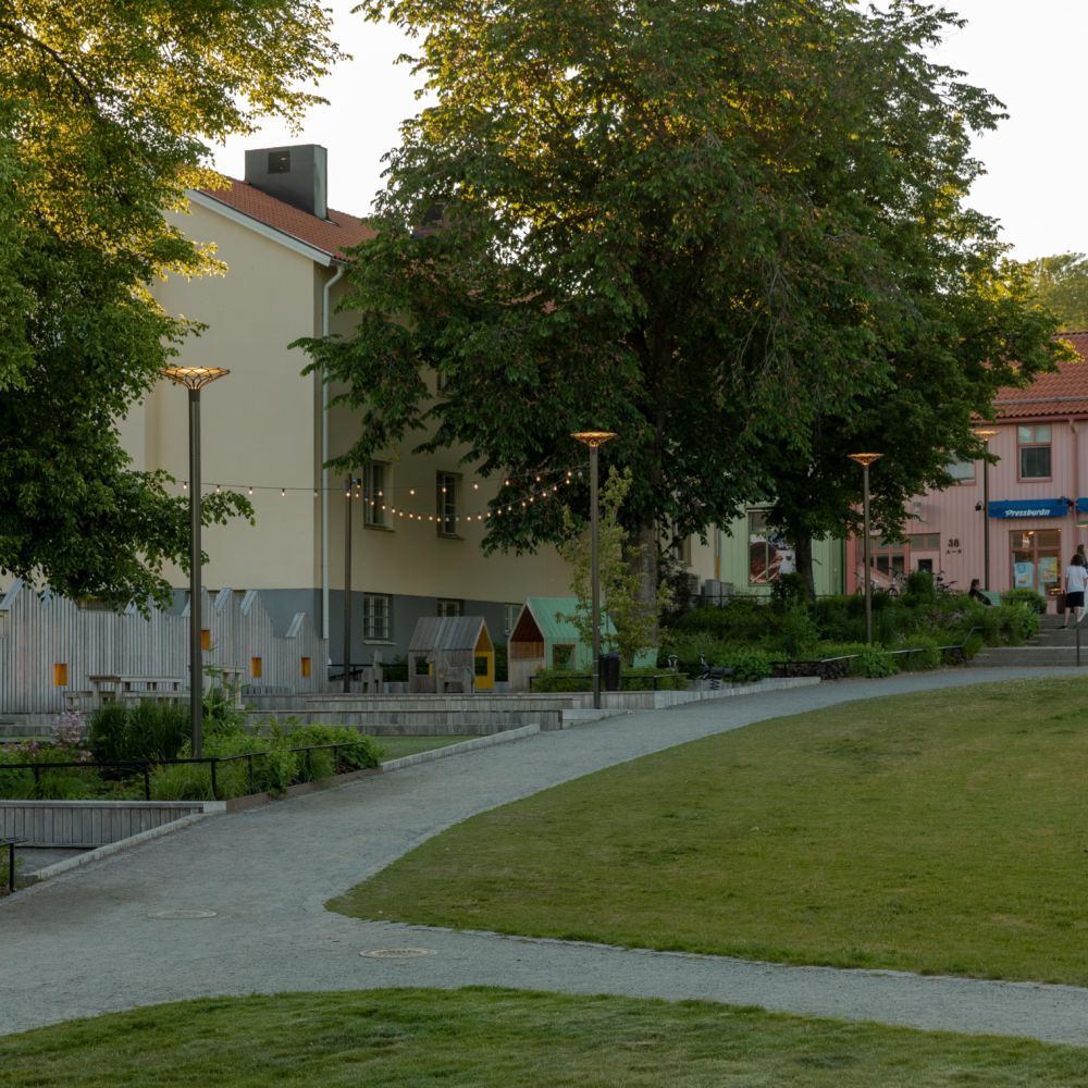 Lekplatsen och entrén i Borgmästarängen, Sigtuna, med belysningsstolpar från Moramast. Foto: Kola Productions.