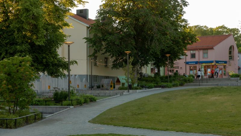 Lekplatsen och entrén i Borgmästarängen, Sigtuna, med belysningsstolpar från Moramast. Foto: Kola Productions.