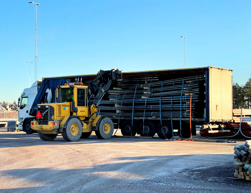 Lastning av lastbil på vår gård.