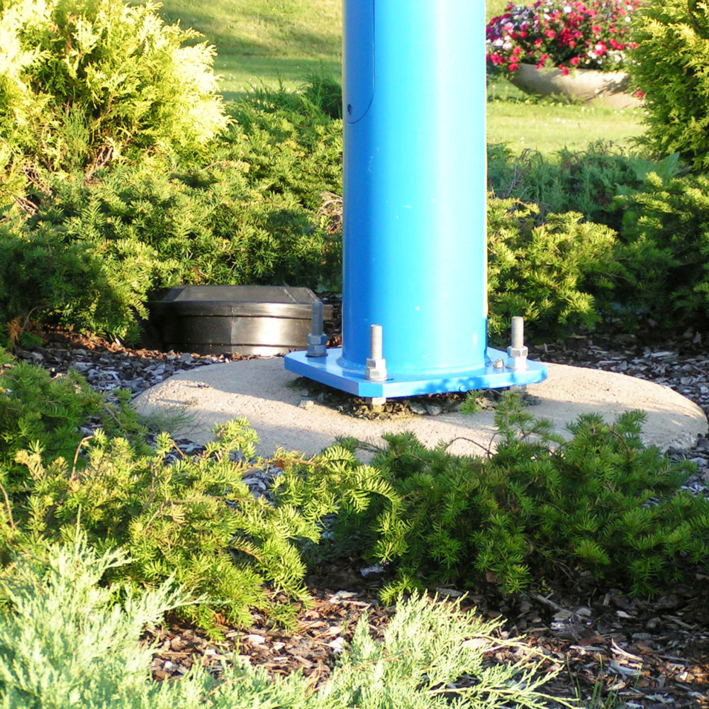 Stolpe med fotplatta monterad på bultfundament