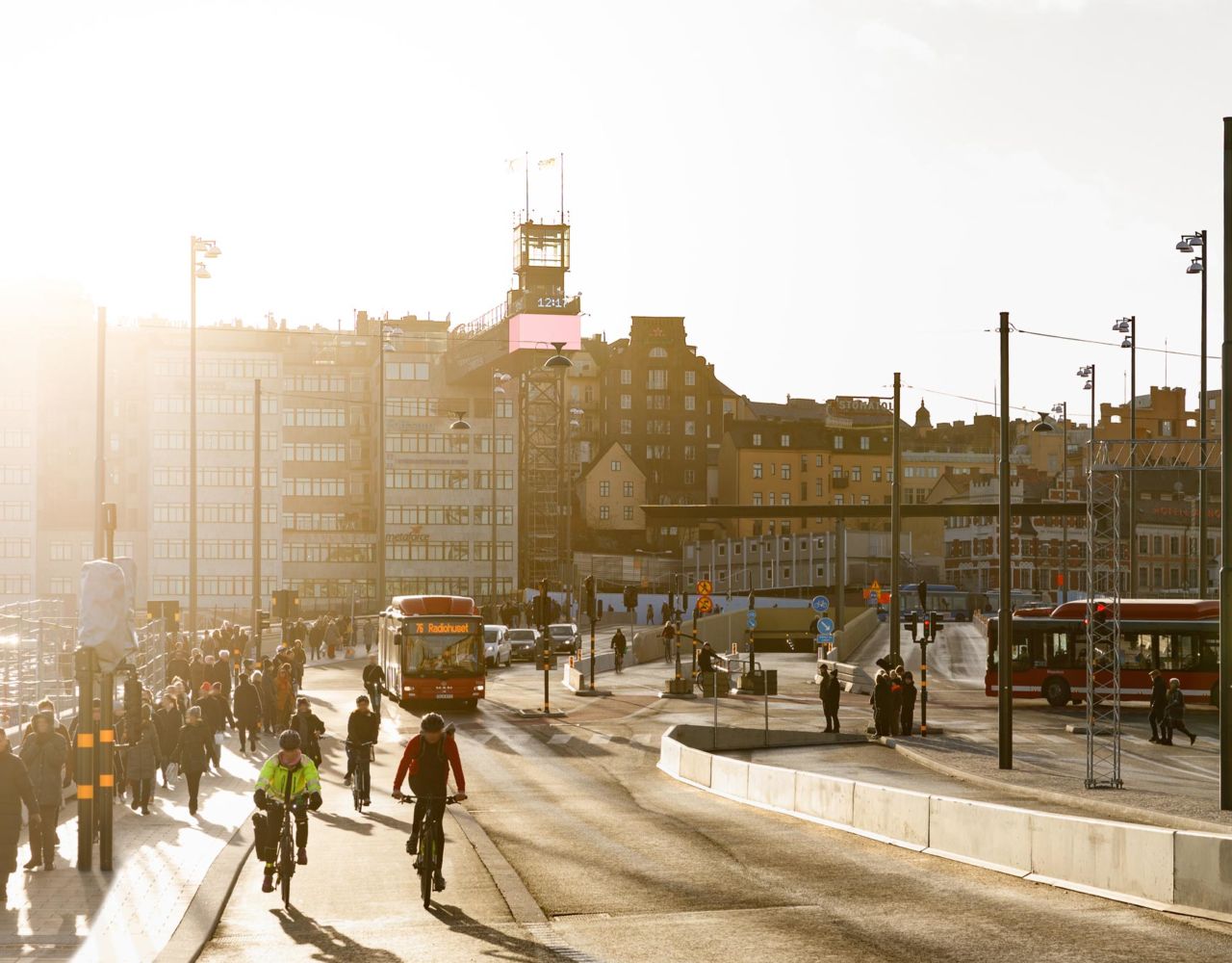 Kundanpassade stolpar från Moramast på Guldbron, Nya Slussen. Foto: Jansin & Hammarling.>