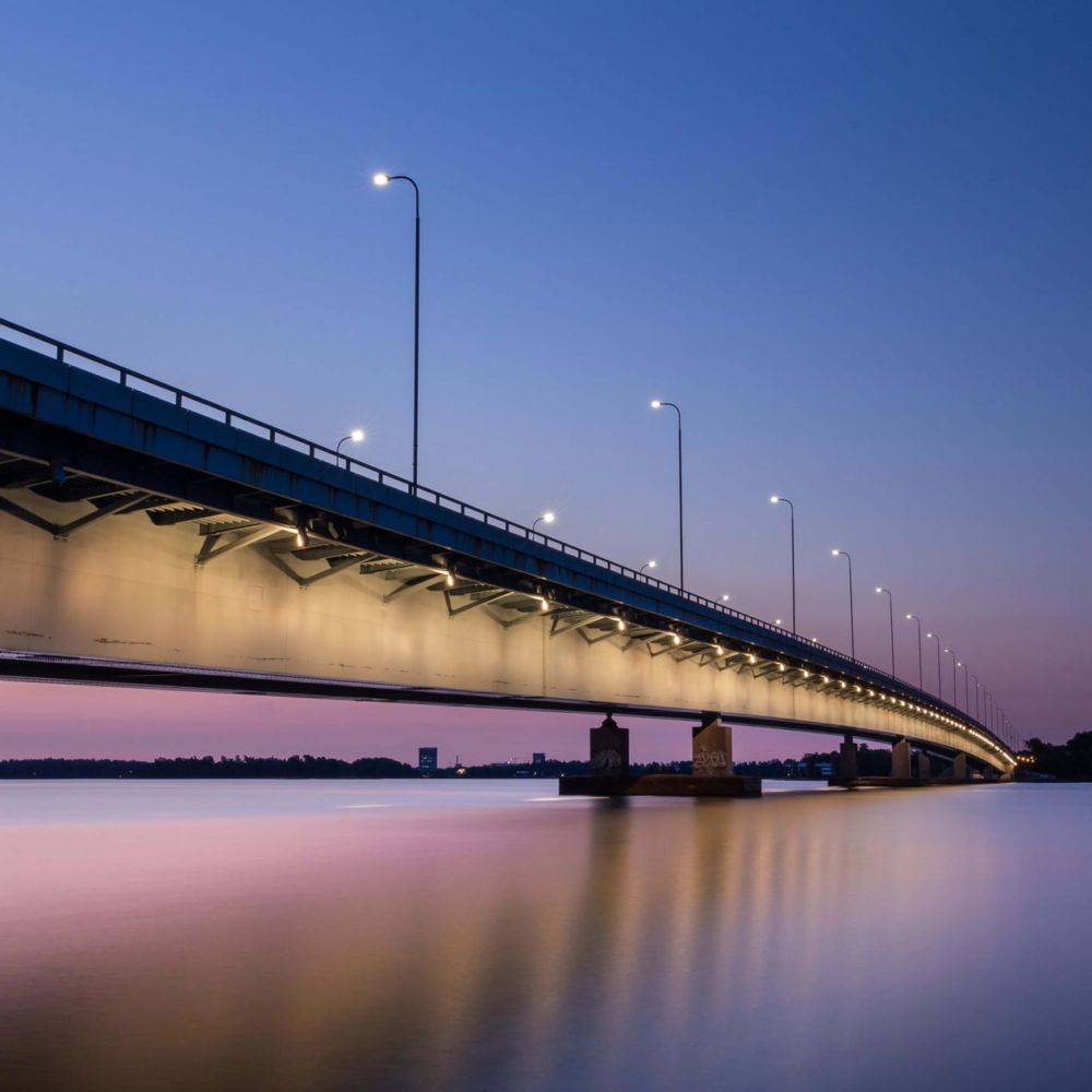 Bro med belysningsstolpar. Foto: Joakim Honkasalo, Unsplash.