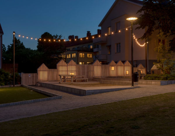 Spännstolpar från Moramast i en lekpark i Borgmästarängen, Sigtuna. Foto: Kola Productions.