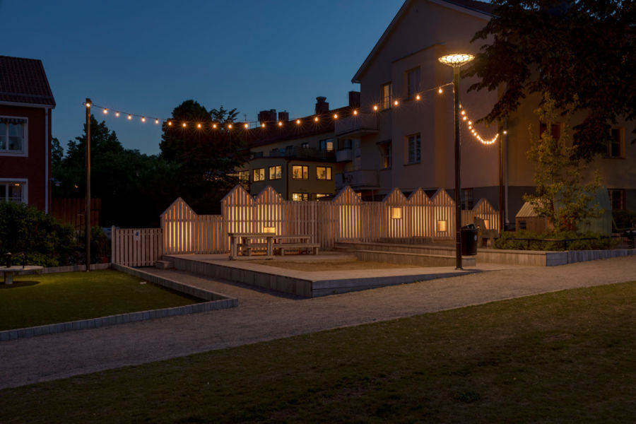 Spännstolpar från Moramast i en lekpark i Borgmästarängen, Sigtuna. Foto: Kola Productions.