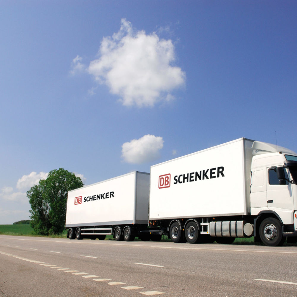 Lastbil kör på vägen