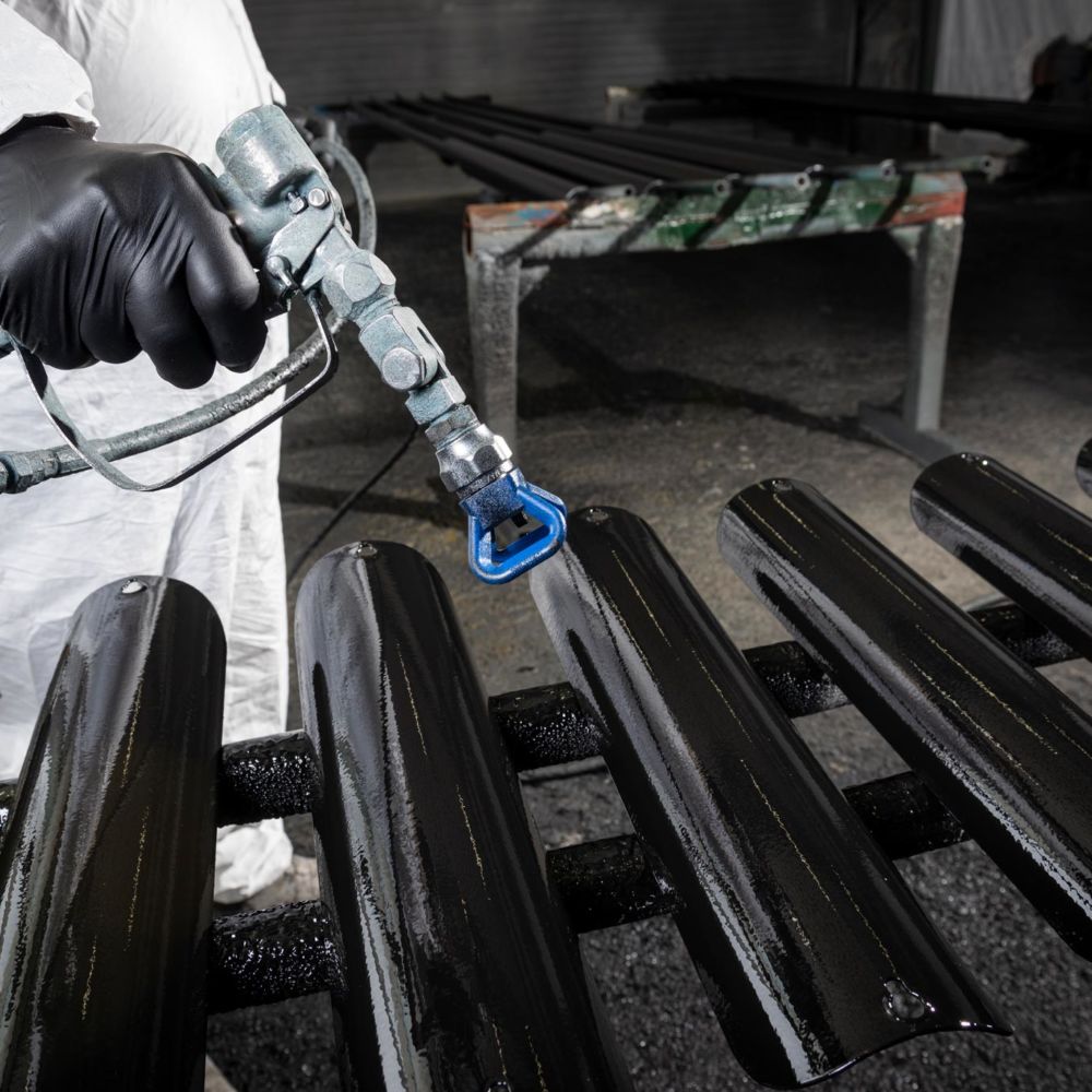 Våtlackering med MM WetCoat hos Alucrom. Foto: Kola Productions.