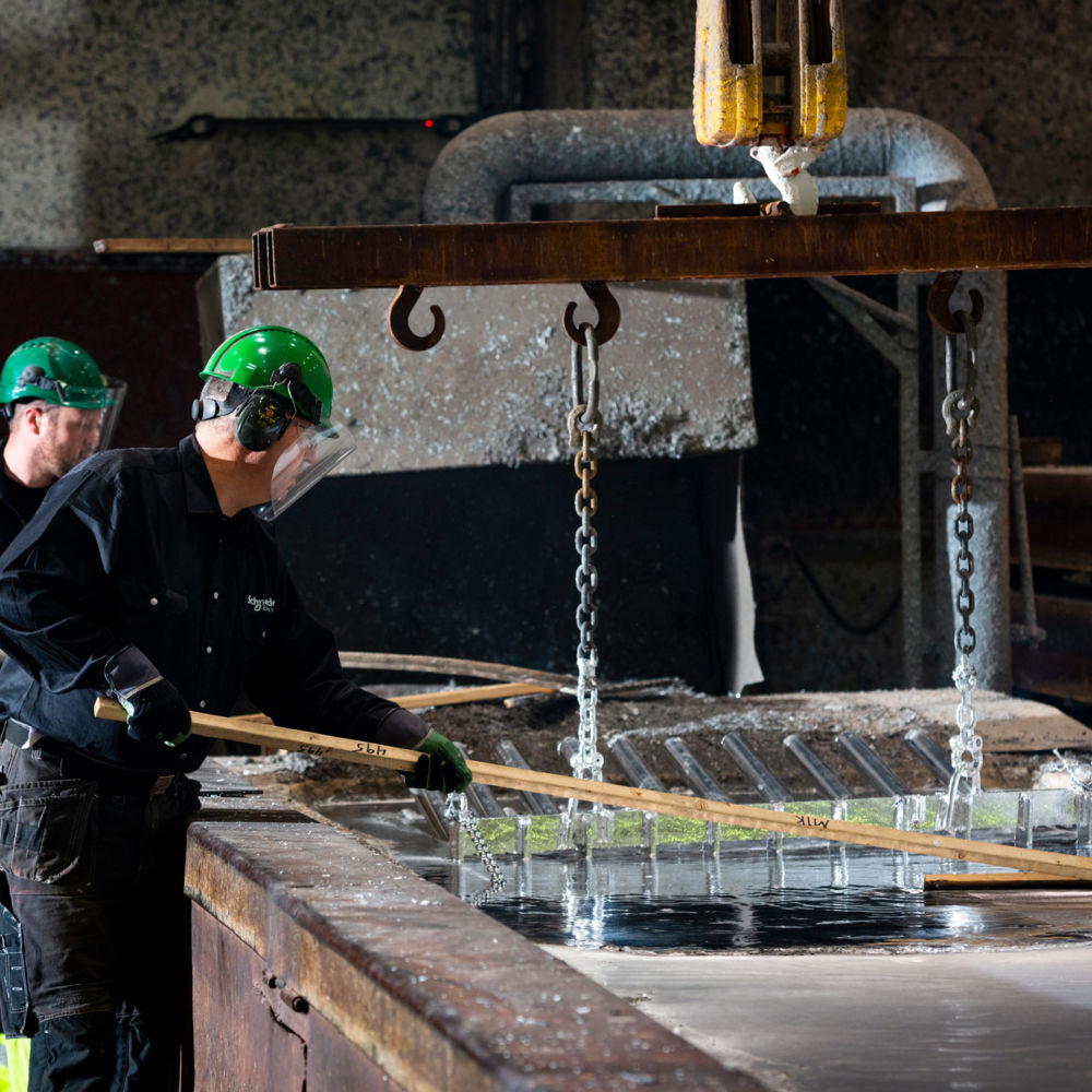 Varmförzinkning hos Wibe Group. Foto: Kola Productions.