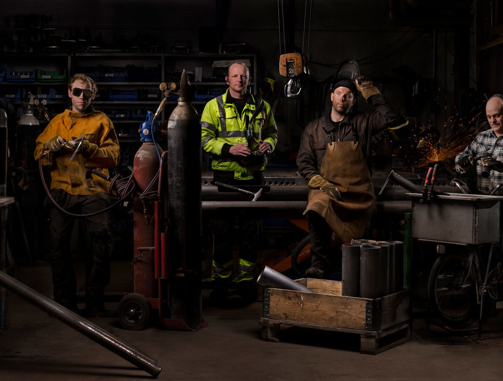 Ljusmålad bild på personal i verkstaden. Foto: Kola Productions.