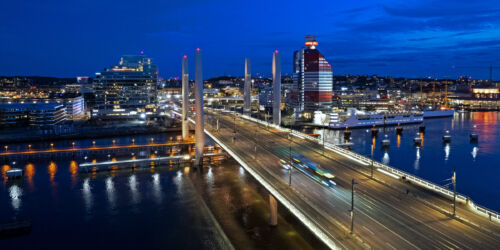Spännstolpar för belysning och spårväg från Moramast. Hisingsbron, Göteborg.