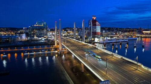 Spännstolpar för belysning och spårväg från Moramast. Hisingsbron, Göteborg.
