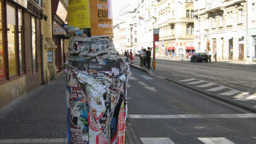 Stolpe-med-affischer-i-prag