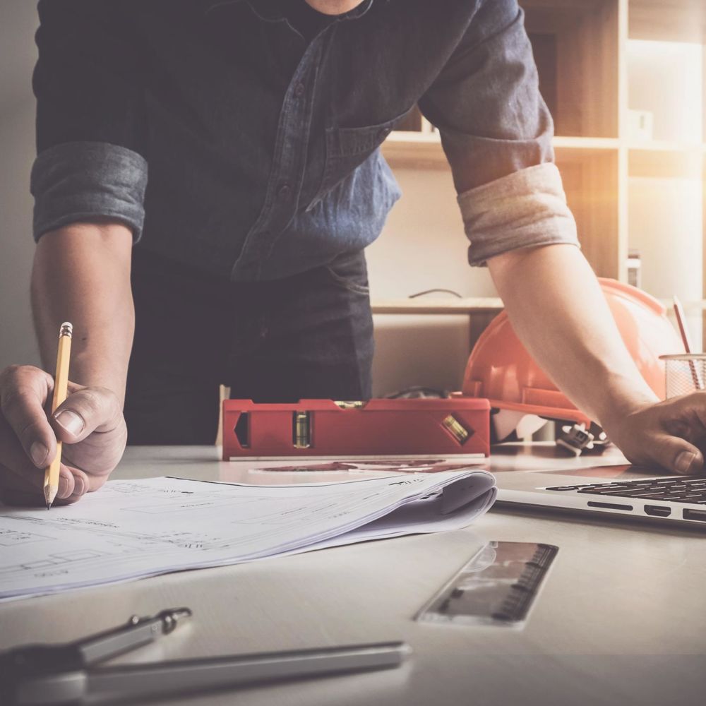 Person arbetar vid skrivbord