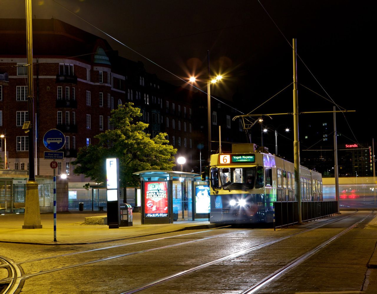 Spårvagn och spårvägsstolpar från Moramast, i Göteborg. Foto: Johan Larsson.>