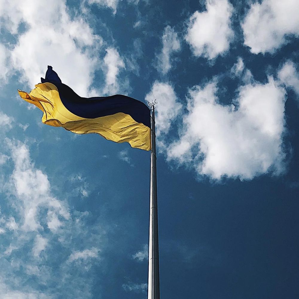 Ukrainas flagga fladdrar i vinden. Foto: Daria Volkova, Unsplash.
