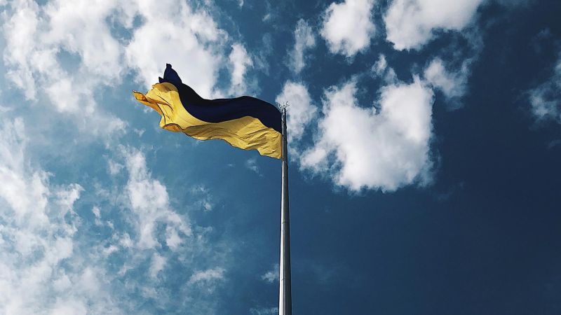Ukrainas flagga fladdrar i vinden. Foto: Daria Volkova, Unsplash.
