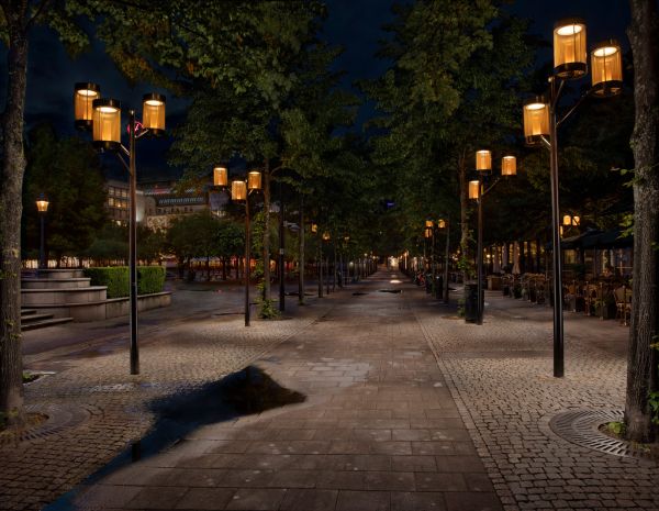 Ljusmålad bild av koniska kundanpassade stolpar från Moramast i Kungsträdgården, Stockholm. Foto: Kola Productions.