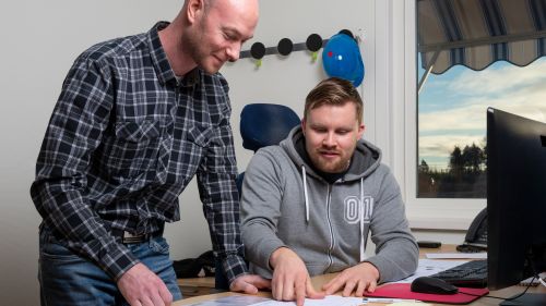 Personal på konstruktionsavdelningen diskuterar. Foto: Kola Productions.