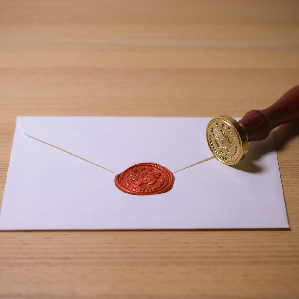 Kuvert med sigill. Foto: Toyamakanna, Unsplash.