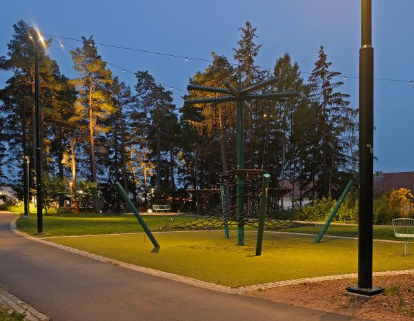 Spännstolpar från Moramast på Festplats Stenhagen, Uppsala. Foto: Göran Assner.