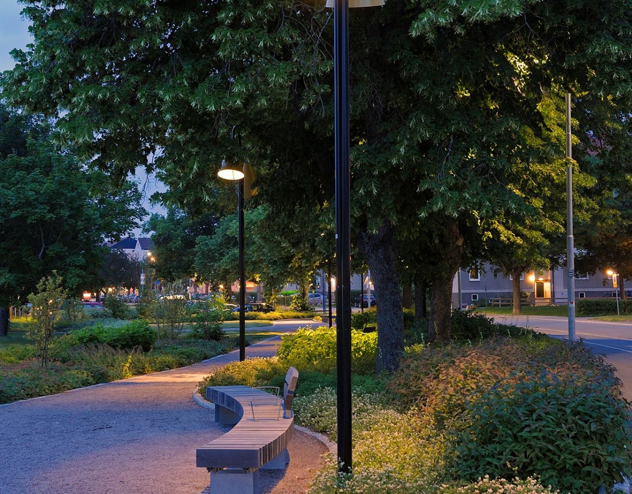 Kundanpassade stolpar från Moramast i parken Snickarplan, Uppsala. Foto: Göran Assner.>