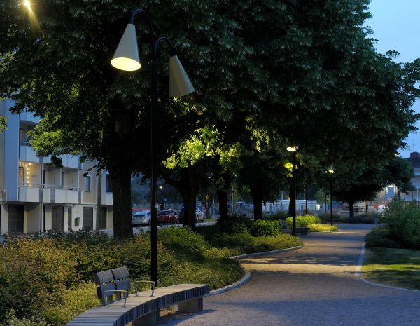 Kundanpassade stolpar från Moramast i parken Snickarplan, Uppsala. Foto: Göran Assner.
