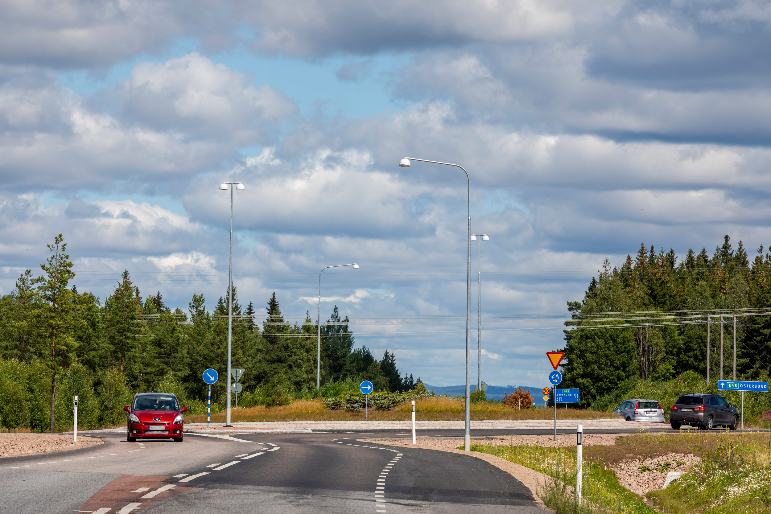 Absorbentstolpar i rondell i Mora. Foto: Kola Productions.