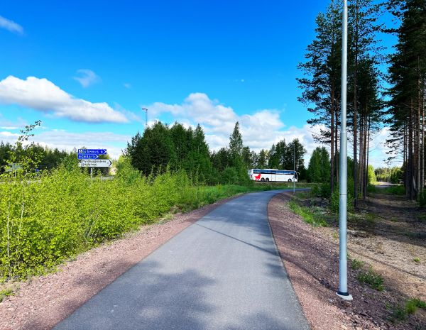 Rotlackerade standardstolpar från Moramast längs cykelvägen mot Bonäs i Mora.