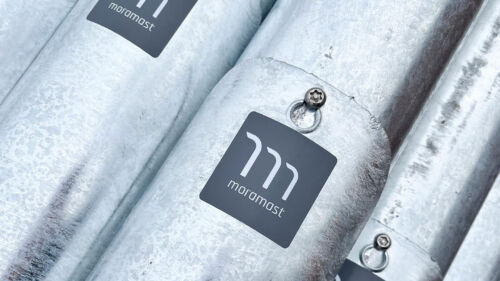 Standardstolpar från Moramast, med klistermärke med logotyp på luckan.