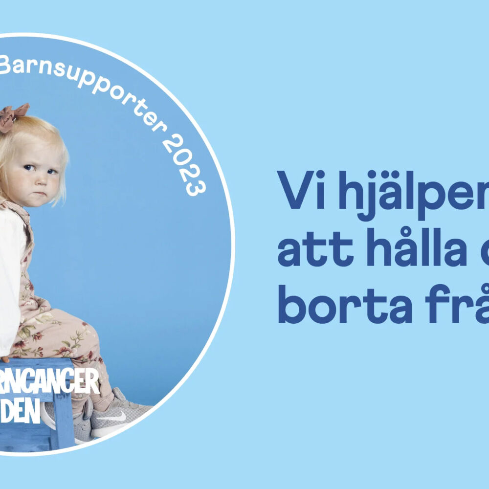 Flicka som sitter på pall och texten Vi hjälper till att hålla cancer borta från barn.