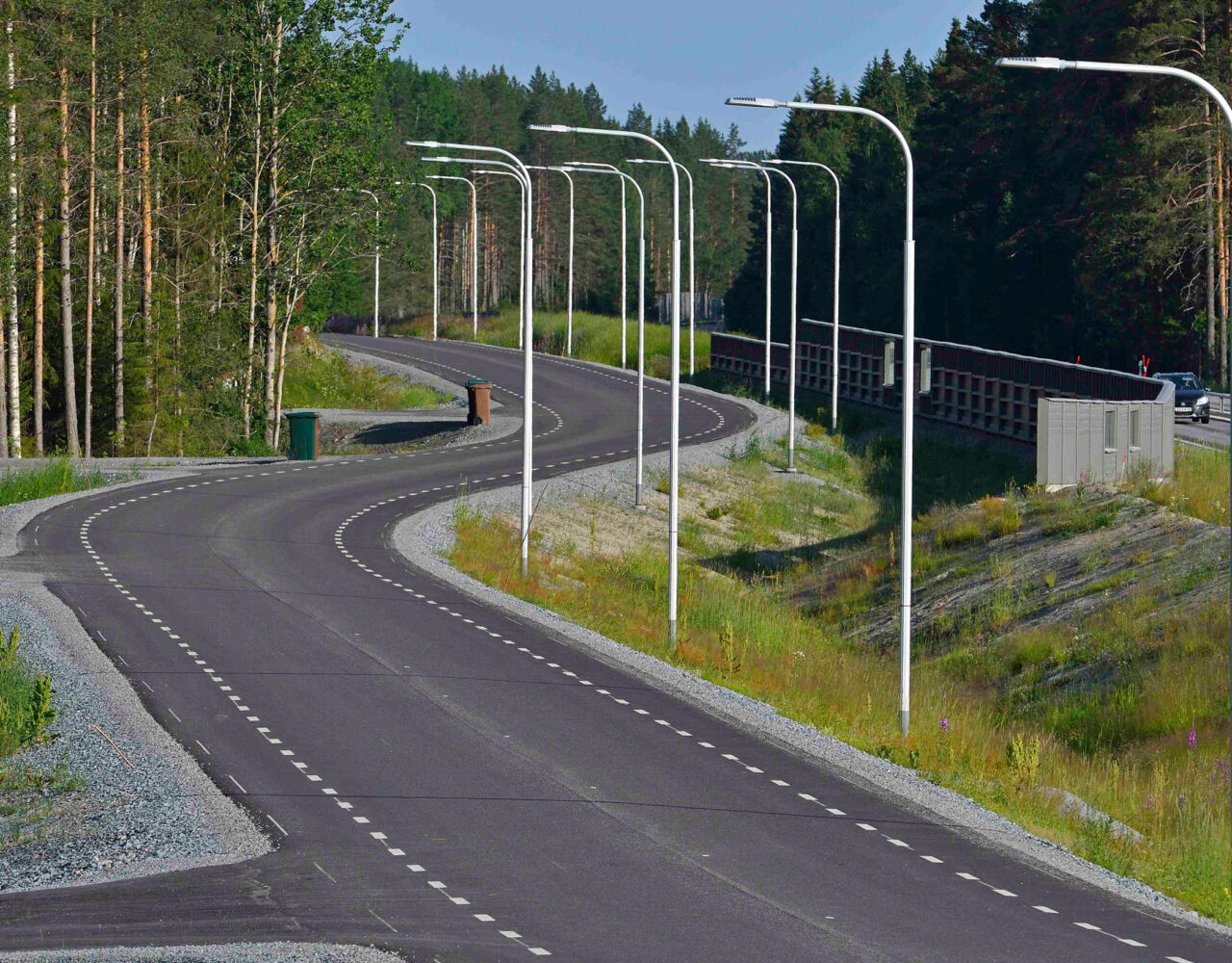 Morastolpen längs parallellväg till Väg 97 mellan Sunderbyn och Sävast. Foto: Göran Assner.>