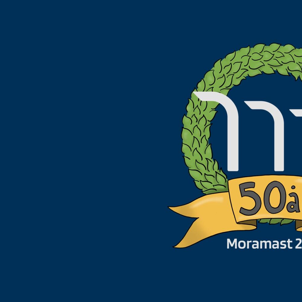 Jubileumslogotyp för Moramast, kransen runt logotypen är illustrerad av Lisa Kriga