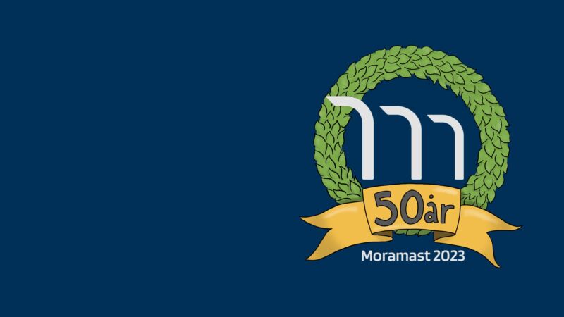 Jubileumslogotyp för Moramast, kransen runt logotypen är illustrerad av Lisa Kriga